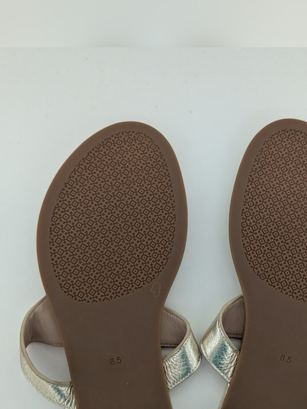 EUC! Tory Burch Jolie Flat Thong Sandal In Gold Size 8.5 - Picture 16 of 16